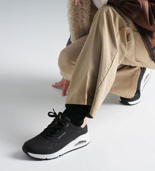 UNO - Stand on Air Trainer | Black White